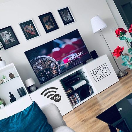 E1 Luxury Oldtown Apt - 2X Parking, Foodstore, Pcscreen, Netflix, Unlimited Music, Crib, Babychair, Fastwifi, Aircon Lägenhet Košice Exteriör bild