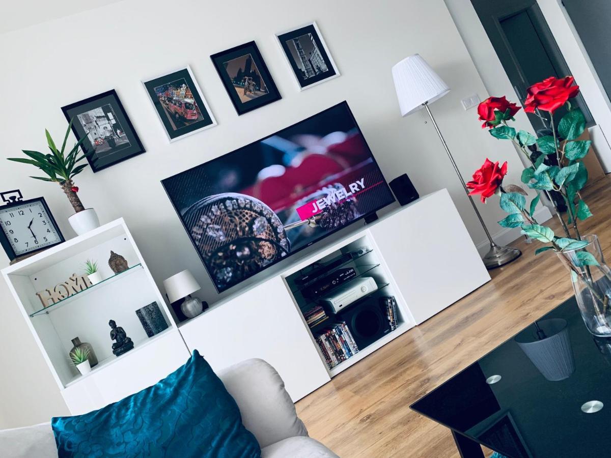 E1 Luxury Oldtown Apt - 2X Parking, Foodstore, Pcscreen, Netflix, Unlimited Music, Crib, Babychair, Fastwifi, Aircon Lägenhet Košice Exteriör bild