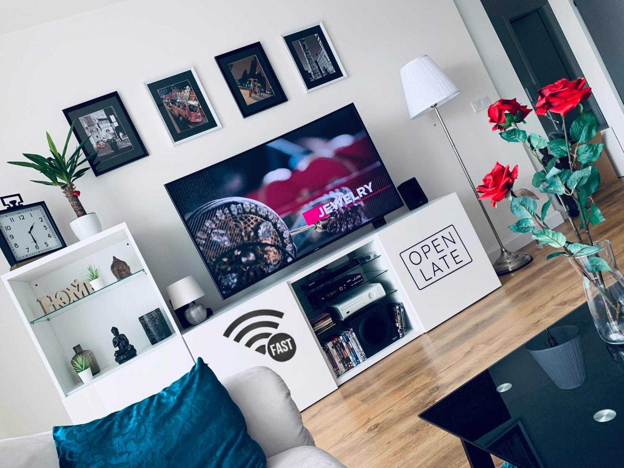 E1 Luxury Oldtown Apt - 2X Parking, Foodstore, Pcscreen, Netflix, Unlimited Music, Crib, Babychair, Fastwifi, Aircon Lägenhet Košice Exteriör bild